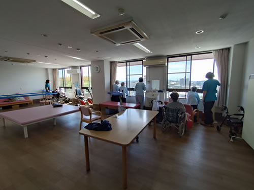 空を見上げる笑顔—ブルーインパルス展示飛行と患者様の反応